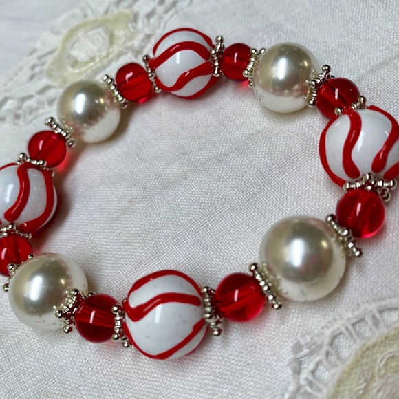 Christmas Stretch Bracelet Painted Red And white Glass Beads - Picture 8 of 12